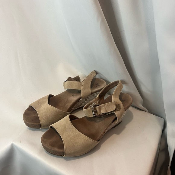 Mephisto Women's Tan Wedge Sandals size 38 - Picture 3 of 8